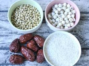 1、准备好全部食材，红枣、莲子、黄豆、糯米分别洗净，糯米用清水浸泡2小时，红枣去核切碎。