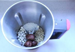 2、将洗好的红枣、莲子、黄豆、糯米全部放入豆浆机的杯体中。