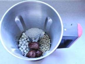 2、将洗好的红枣、莲子、黄豆、糯米全部放入豆浆机的杯体中。