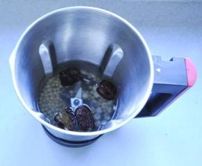 3、在杯体中添加清水至1200ml处。