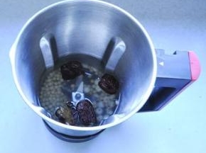 3、在杯体中添加清水至1200ml处。