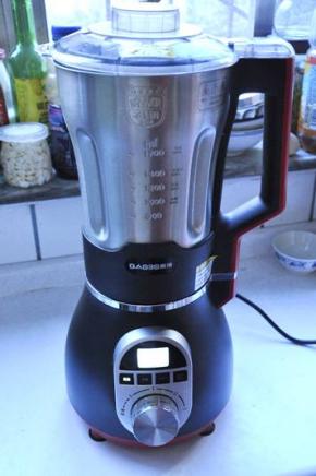 4、将杯体盖好盖子，放在机器上，按下“豆浆”键，启动开关按钮，