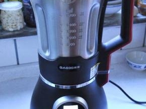 4、将杯体盖好盖子，放在机器上，按下“豆浆”键，启动开关按钮，