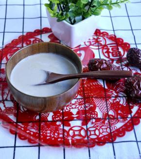 5、煮至破壁机发出“滴、滴”的响声，莲子红枣糯米豆浆就做好了，把豆浆倒入碗里，根据自己的喜好，加入适量的糖，就可以喝了。