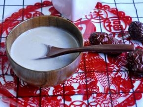 5、煮至破壁机发出“滴、滴”的响声，莲子红枣糯米豆浆就做好了，把豆浆倒入碗里，根据自己的喜好，加入适量的糖，就可以喝了。