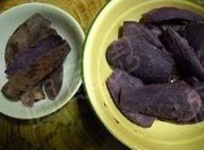 紫薯洗净、切两半，入锅蒸熟，取出去掉皮。