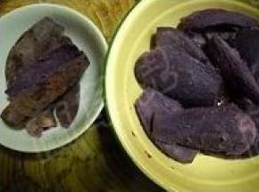 紫薯洗净、切两半，入锅蒸熟，取出去掉皮。