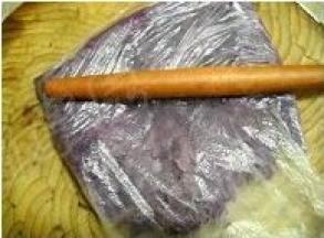 蒸好的紫薯压成泥状。