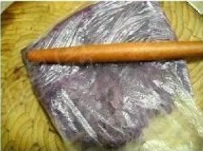 蒸好的紫薯压成泥状。