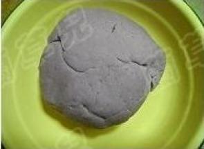 拌合成光滑粉团。