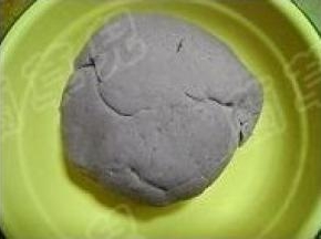 拌合成光滑粉团。