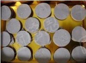 紫薯面团擀开，铺上白芝麻做成40余个小饼，。