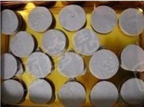 紫薯面团擀开，铺上白芝麻做成40余个小饼，。