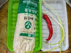 准备好金针菇、红椒、香葱、生抽、白糖。