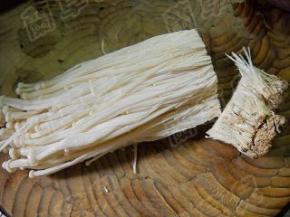 金针菇切去根部，洗净。