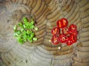 红椒、香葱洗净切圈状。