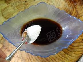 生抽倒入碗中，加入适量白糖，拌匀。
