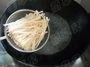 金针菇入开水，焯10秒捞起，沥干水分。