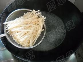 金针菇入开水，焯10秒捞起，沥干水分。