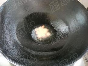 锅中油烧热，倒入红椒圈煎炸片刻，关火。