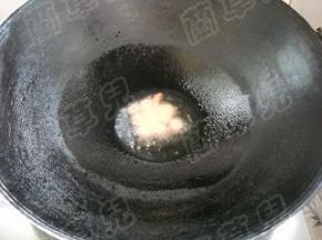 锅中油烧热，倒入红椒圈煎炸片刻，关火。