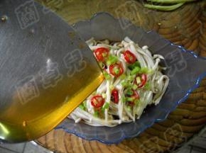红椒粒拣出放在金针菇上；撒上香葱粒；油重新烧开，趁热淋在香葱上。
