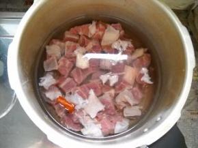牛腱肉放入高压锅，加入适量冷水。