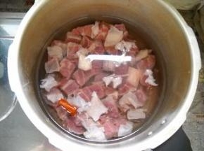 牛腱肉放入高压锅，加入适量冷水。