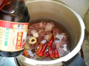 放入八角、干红椒、生姜；加入盐、蒸鱼酱油。