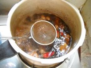 煮开后，撇净浮沫；加盖，压制30分钟。