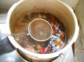 煮开后，撇净浮沫；加盖，压制30分钟。