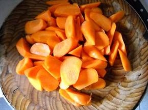 胡萝卜洗净切滚刀块。大葱、生姜切片，蒜拍破。