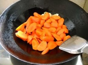 锅中油热，爆香葱、姜、蒜；倒入胡萝卜翻炒；加入适量盐炒匀。