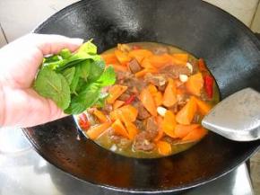 加入鲜薄荷、胡椒，炒匀。