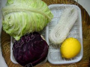 准备好包菜、紫甘蓝、柠檬。