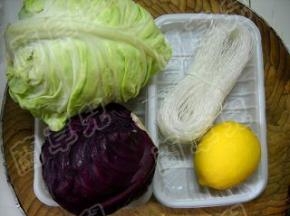 准备好包菜、紫甘蓝、柠檬。