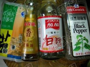 准备好盐、芝麻油、白醋、黑胡椒粉。