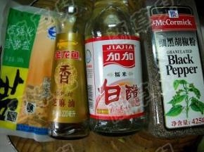 准备好盐、芝麻油、白醋、黑胡椒粉。