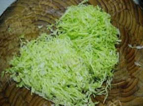 包菜洗净切细丝，用适量盐腌制。