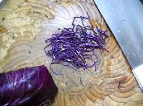 紫甘蓝洗净切细丝。