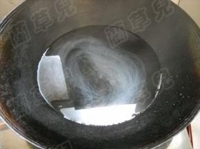 粉丝入开水中焯至八成熟。