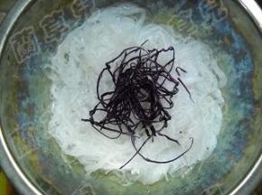 粉丝沥干水分，放入碗中，倒入紫甘蓝丝拌匀。