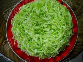 包菜丝挤净水分，放入盘中。