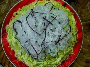 将拌好的甘蓝粉丝放在包菜丝上。