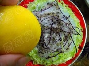 柠檬切开，将柠檬汁挤在粉丝上。