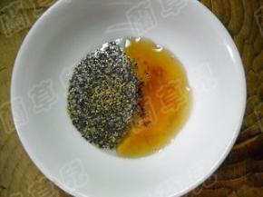 白醋、芝麻油、盐放入碗中，加入黑胡椒粉。调好拌匀为油醋汁。