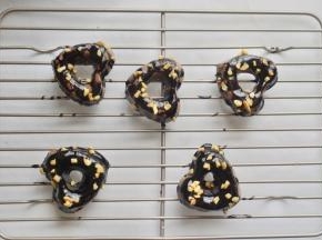 淋在糯米小蛋糕上，撒少许花生碎点缀即可