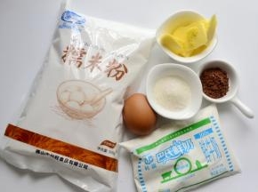 黑巧淋面糯米小蛋糕
 材料：糯米粉150克 鸡蛋一粒 可可粉5克 糖30克 黄油30克 酵母2克 牛奶130克 淋面：天然巧克力碎适量 熟花生碎少许 模具：学厨心形不沾6连杯甜甜圈模具 烘焙时间：150度25分钟左右