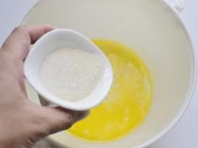 黄油融化加入鸡蛋、牛奶、和糖