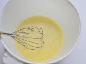 黄油融化加入鸡蛋、牛奶、和糖
